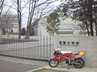 �Ŗ���w�Z����H